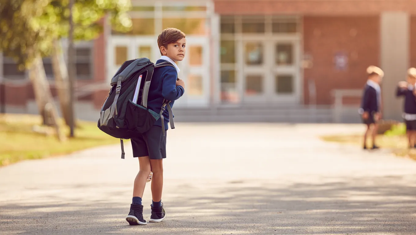 Volta às aulas acende alerta sobre peso das mochilas e saúde da coluna infantil