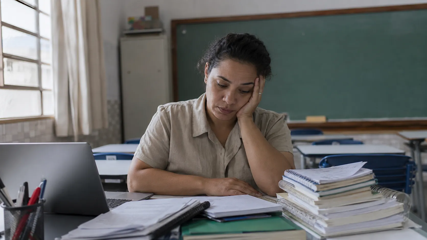 Volta às aulas começa com professores emocionalmente esgotados e quase metade pensando em abandonar a carreira, revela pesquisa nacional